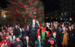 Λαμπερή φωταγώγηση του Χριστουγεννιάτικου δέντρου στο Μεσολόγγι (εικόνες)
