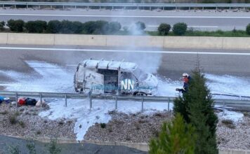 Αυτοκίνητο τυλίχτηκε στις φλόγες στην Ιόνια Οδό (βίντεο-φωτο)