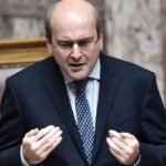 Χατζηδάκης: Δεν με παρακολουθούσε ο πρωθυπουργός – Κόντρα με Σκουρλέτη