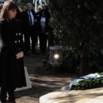 Σακελλαροπούλου: Κατέθεσε στεφάνι στο Μνημείο Ολοκαυτώματος στο Θησείο