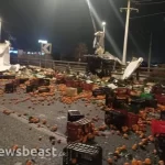 Μποτιλιάρισμα στον Κηφισό – Φωτογραφίες από το τροχαίο με φορτηγό που ήταν γεμάτο με πορτοκάλια