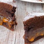 Κέικ σοκολάτας γεμιστό με μαρμελάδα