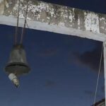 Άγνωστοι έκλεψαν καμπάνες από τον ιερό ναό του Προφήτη Ηλία στο Μενίδι. Όπως είπε στην εκπομπή «Καλημέρα Ελλάδα» του ΑΝΤ1 ο ιερέας του ναού, πατήρ Αλέξανδρος, οι δράστες πήγαν στον ναό την περασμένη Πέμπτη, εν μέσω καταρρακτώδους βροχής και πήραν την μεγάλη και την μικρή καμπάνα του ναού, βάρους 80 και 30 κιλών αντίστοιχα, αφήνοντας πίσω τους την μικρότερη από τις 3 καμπάνες του ναού. Όπως είπα ο πατέρας Αλέξανδρος, οι καμπάνες περιέχουν και ασήμι, αλλά για να το αποσπάσουν οι κλέφτες θα πρέπει να τις πάνε σε ειδική εγκατάσταση με υψικάμινο. Αυτή δεν ήταν η πρώτη φορά που κλέφτες βάζουν στο στόχαστρο τον ναό του προφήτη Ηλία. Στο πρόσφατο παρελθόν, άγνωστοι είχαν αφαιρέσει όλες τις μονάδες air condition από τους εξωτερικούς χώρους του ναού, ενώ 10 λεπτά μετά τις 6 το πρωί η γυναίκα που φροντίζει τον ναό δέχθηκε επίθεση πηγαίνοντας στην εκκλησία και της απέσπασαν το κινητό της.