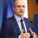 Οικονόμου: Η κυβέρνηση στέκεται στο πλευρό της κοινωνίας