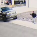 «O διάβολος μου είπε να σκοτώσω»: Οδηγός «θέρισε» ζευγάρι που περπατούσε στο πεζοδρόμιο – Βίντεο