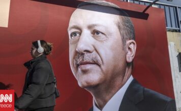 Handelsblatt: Το τρίπτυχο που δίνει ξανά στον Ερντογάν τα «σκήπτρα» της Τουρκίας