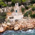 Βουλιαγμένη: Το «μυστικό» παραθαλάσσιο ξωκκλήσι του Αγίου Νικολάου