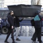 Καλλιτέχνες: «Κηδεία» του Πολιτισμού έξω από το ΣτΕ – Κατατέθηκε η προσφυγή