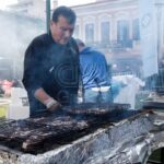 Τσικνοπέμπτη 2023: Το «τσικνίζουν» οι Αθηναίοι – Πλήθος κόσμου στη Βαρβάκειο