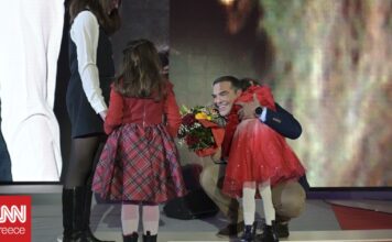 Τσίπρας στη Θεσσαλονίκη: Η στιγμή που πήρε αγκαλιά την κόρη του Αλέξανδρου Νικολαΐδη