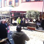 Τσικνοπέμπτη: Στη Θεσσαλονίκη «άναψε» το γλέντι – Σουβλάκια και χοροί στους δρόμους