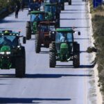 Λάρισα: Μπλόκο αγροτών με τρακτέρ στον Πλατύκαμπο