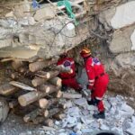 Συγκλονιστικό βίντεο στο CNN Greece: Οι διασώστες της ΕΜΑΚ αναζητούν τη ζωή κάτω από τα ερείπια