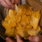 Κάρντιφ: Influencer έφαγε κατά λάθος πατατάκια αξίας 115.000 ευρώ