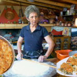 Χωριάτικη λαχανόπιτα στη γάστρα απο την κυρία Σοφία, στην Ιστορική Βράχα Ευρυτανίας (video)