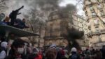 Γαλλία: Βίαια επεισόδια & συγκρούσεις στο Παρίσι – Στους δρόμους για το συνταξιοδοτικό