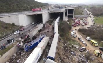 Τέμπη: Σφοδρή πολιτική αντιπαράθεση για το πόρισμα του ΕΟΔΑΣΑΑΜ