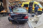 Πανικός στα Χανιά: Αυτοκίνητο «καρφώθηκε» σε καφετέρια – Δύο τραυματίες