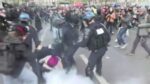 Γαλλία: Σφοδρές συγκρούσεις μεταξύ διαδηλωτών & αστυνομικών για το συνταξιοδοτικό