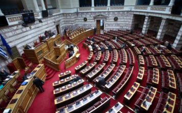 Τριγμούς σε κόμματα και Εκκλησία προκαλεί ο γάμος των ομόφυλων ζευγαριών