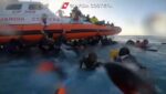 Ιταλία: Διάσωση δεκάδων μεταναστών & προσφύγων από τα ανοιχτά της Μεσογείου
