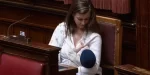 Ιταλία: Βουλευτής θήλασε για πρώτη φορά εντός του κοινοβουλίου -Χειροκροτήθηκε από όλες τις πτέρυγες