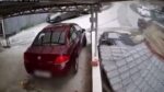 Θεσσαλονίκη: Αυτοκίνητο κατέληξε σε αυλή σπιτιού στο Ασβεστοχώρι