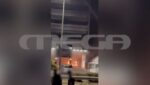 Φωτιά στον Άλιμο: Η στιγμή που ένας από τους δράστες πετάει τον εκρηκτικό μηχανισμό – Βίντεο ντοκουμέντο