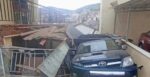 Θεσσαλονίκη: Αυτοκίνητο έπεσε σε αυλή σπιτιού – Τρόμος για τους ανήλικους επιβάτες