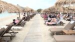 Καύσωνας: «Πλημμύρισαν» οι παραλίες – Ξαπλώστρα ούτε για δείγμα