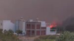 Το MEGA στο πύρινο μέτωπο της Ρόδου – Καίγονται σπίτια στο Ασκληπιείο