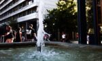 Καύσωνας: Ξεκίνησε η επέλαση του «Κλέωνα» – Περαστικοί βρίσκουν «καταφύγιο» σε Εθνικό Κήπο και Ζάππειο