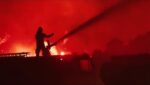 Φωτιές: Στη μάχη των αναζωπυρώσεων η Πυροσβεστική σε Κάρυστο & Αίγιο
