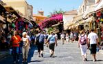 Νησιά Αιγαίου: Βουλιάζουν από τουρίστες οι δημοφιλείς προορισμοί