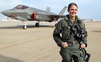 Το F-35 έρχεται στους ελληνικούς ουρανούς με γυναίκα πιλότο