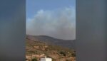 Άνδρος: Καίει ανεξέλεγκτα η φωτιά που ξέσπασε από κεραυνό – Εκκενώνονται οικισμοί