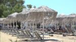 Παραλίες: Συνεχίζονται οι έλεγχοι για ομπρέλες & ξαπλώστρες – Πρόστιμα & συλλήψεις