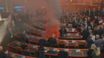Αλβανία: Η αντιπολίτευση άναψε καπνογόνα μέσα στη Βουλή