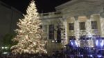 Φαντασμαγορική βραδιά με τη φωταγώγηση του δέντρου στον Πειραιά