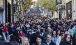 Πλήθος κόσμου στο κέντρο της Αθήνας για τις τελευταίες αγορές του χρόνου – Σε ισχύ το εορταστικό ωράριο