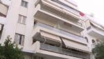 Ακρόπολη: Γυναίκα έπεσε από 3ο όροφο πολυκατοικίας – Καταγγέλει τον σύντροφό της πως την έδεσε και την κακοποίησε