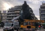 Αγρίνιο: Τοποθετήθηκε το Χριστουγεννιάτικο δέντρο στην πλατεία (βίντεο)