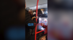 Θεσσαλονίκη: Η στιγμή που 30χρονη… πορτοφολάκιας πηδά από το παράθυρο λεωφορείου