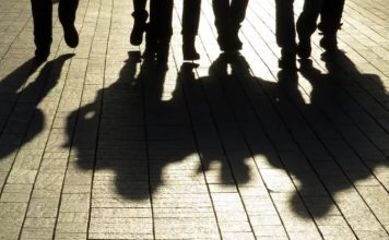 Συμμορία ανηλίκων επιτέθηκε σε 20χρονη στο Μοναστηράκι – Την χτύπησαν και της άρπαξαν το κινητό