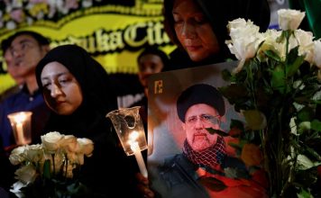 Ιράν: Ένα μαυροφορεμένο «ποτάμι«» θρηνεί για τον Ραϊσί