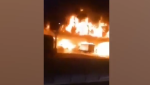 Λαμία: Βίντεο ντοκουμέντο με το κτίριο να τυλίγεται στις φλόγες