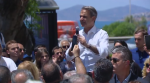 Κυριάκος Μητσοτάκης: Η βόλτα στο κέντρο της πόλης και η σέλφι με την φίλαθλο του Ολυμπιακού