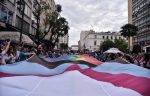 Athens Pride: Μια μεγάλη γιορτή αγάπης γεμάτη χρώματα, εντυπωσιακά άρματα και διάσημους καλλιτέχνες