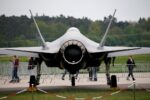 F 35: Τα «αόρατα» μαχητικά «βάφτηκαν» με τα ελληνικά χρώματα