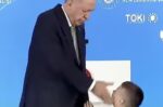 Τουρκία: Η στιγμή που ο Ταγίπ Ερντογάν χαστουκίζει παιδί επειδή δεν του φίλησε το χέρι